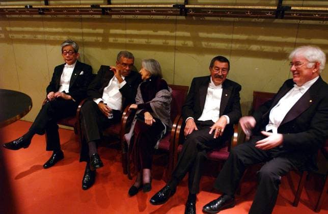 SCANPIX SWEDEN, 2001-12-10. Nobelprisutdelningen i Konserthuset i Stockholm. Tidigare Nobelpristagare i litteratur väntar pa att ceremonien skall börja. Sittande pa stolar (fr.v): Kenzaburo Oe, Derek Walcott, Nadine Gordimer, Günter Grass and Seamus Heaney SVERIGE x50020x *** SCANPIX SWEDEN, 2001 12 10 Nobel Prize ceremony at the Stockholm Concert Hall Former Nobel laureates in literature waiting for the ceremony to begin Seated in chairs from left Kenzaburo Oe, Derek Walcott, Nadine Gordimer, Günter Grass and Seamus Heaney SWEDEN x50020x  Copyright: xLeifxRxJansson TTx NOBEL 2001