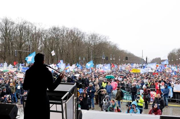 Sahra Wagenknecht und Alice Schwarzer auf der umstrittenen Friedensdemo und Kundgebung für Verhandlungen mit Russland statt Waffenlieferungen für die Ukraine am Brandenburger Tor. Dazu aufgerufen haben die Linken-Politikerin Sahra Wagenknecht und die Frauenrechtlerin Alice Schwarzer. Berlin, 25.02.2023 *** Sahra Wagenknecht and Alice Schwarzer at the controversial peace demonstration and rally for negotiations with Russia instead of arms deliveries for Ukraine at the Brandenburg Gate This was called by the left-wing politician Sahra Wagenknecht and womens rights activist Alice Schwarzer Berlin, 25 02 2023 Foto:xJ.xMWx xFuturexImage