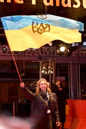 Diana Berg with Ukraine flag at Closing Ceremony with award ceremony at Berlinale 2023 73 Berlin International Film Festival at Berlinale Palast Berlin, 25 02 2023 Foto:xC.xNiehausx xFuturexImage