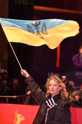 Diana Berg with Ukraine flag at Closing Ceremony with award ceremony at Berlinale 2023 73 Berlin International Film Festival at Berlinale Palast Berlin, 25 02 2023 Foto:xC.xNiehausx xFuturexImage