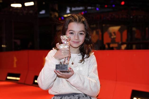 Bilder des Jahres 2023, Entertainment 02 Februar Entertainment Themen der Woche KW08 Entertainment Bilder des Tages Sofia Otero, die kleine Jung Schauspielerin aus Spanien und BaerGewinnerin beim Fototermin am Berlinale Palast vom International Film Festival Berlinale am 25.02.2023 in Berlin Berlinale 2023- Gewinner Photo Call *** Sofia Otero, the young actress from Spain and Baer winner at the photo call at the Berlinale Palast of the International Film Festival Berlinale on 25 02 2023 in Berlin Berlinale 2023 Winner Photo Call 