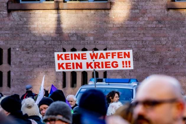 Schild: Keine Waffen Kein Krieg - Aktionswochenende öStoppt das Töten für Waffenstillstand und Verhandlungen!˜ von Deutsche Friedensgesellschaft Vereinigte KriegsdienstgegnerInnen auf dem Alter Markt in Köln 25.02.2023 Köln Altstadt NRW Deutschland *** Sign No Weapons No War Action Weekend öStop the Killing for Ceasefire and Negotiations ˜ by Deutsche Friedensgesellschaft Vereinigte KriegsdienstgegnerInnen at the Alter Markt in Cologne 25 02 2023 Cologne Altstadt NRW Germany