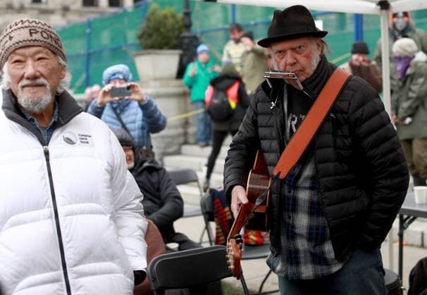 February 25, 2023, VICTORIA, BC, CAN: Conservationist David Suzuki and rock legend Neil Young attend a rally against the destruction of old growth forests on the front lawn of the legislature in Victoria, B.C., on Saturday, February 25, 2023. VICTORIA CAN  - ZUMAc35_ 20230225_zaf_c35_039 Copyright: xChadxHipolitox
