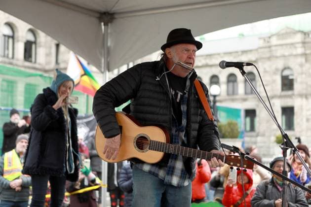 Entertainment Bilder des Tages February 25, 2023, VICTORIA, BC, CAN: Rock legend Neil Young performs during a rally against the destruction of old growth forests on the front lawn of the legislature in Victoria, B.C., on Saturday, February 25, 2023. VICTORIA CAN  - ZUMAc35_ 20230225_zaf_c35_040 Copyright: xChadxHipolitox