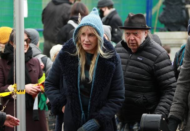 February 25, 2023, VICTORIA, BC, CAN: Rock legend Neil Young and his wife and actress Daryl Hannah attend a rally against the destruction of old growth forests on the front lawn of the legislature in Victoria, B.C., on Saturday, February 25, 2023. VICTORIA CAN  - ZUMAc35_ 20230225_zaf_c35_042 Copyright: xChadxHipolitox