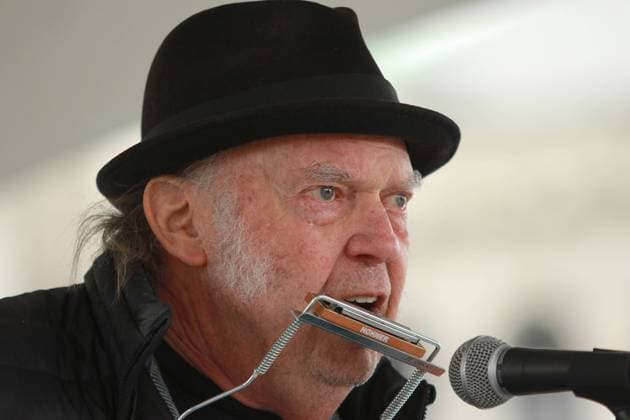 February 25, 2023, VICTORIA, BC, CAN: Rock legend Neil Young performs during a rally against the destruction of old growth forests on the front lawn of the legislature in Victoria, B.C., on Saturday, February 25, 2023. VICTORIA CAN  - ZUMAc35_ 20230225_zaf_c35_043 Copyright: xChadxHipolitox