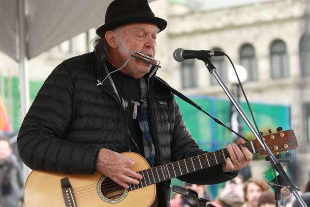 February 25, 2023, VICTORIA, BC, CAN: Rock legend Neil Young performs during a rally against the destruction of old growth forests on the front lawn of the legislature in Victoria, B.C., on Saturday, February 25, 2023. VICTORIA CAN  - ZUMAc35_ 20230225_zaf_c35_045 Copyright: xChadxHipolitox