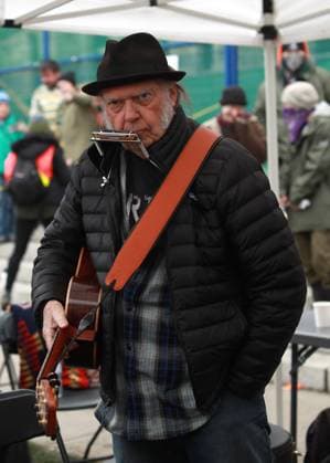 February 25, 2023, VICTORIA, BC, CAN: Rock legend Neil Young performs during a rally against the destruction of old growth forests on the front lawn of the legislature in Victoria, B.C., on Saturday, February 25, 2023. VICTORIA CAN  - ZUMAc35_ 20230225_zaf_c35_082 Copyright: xChadxHipolitox