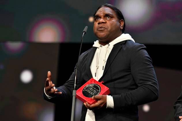 Derik Lynch with the Silver Bear Jury Short Film Award for Marungka tjalatjunu Dipped in Black at the Closing Ceremony with Award Ceremony at the Berlinale 2023 73 Berlin International Film Festival at the Berlinale Palast Berlin, 25 02 2023. Foto:xN.xKubelkax xFuturexImage