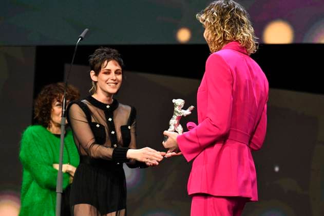 Kristen Stewart and Thea Honor with the Silver Bear for Best Acting Performance in a Supporting Role for Until the End of the Night at the Closing Ceremony with Awards Ceremony at the Berlinale 2023 73 Berlin International Film Festival at the Berlinale Palast Berlin, 25 02 2023 Foto:xN.xKubelkax xFuturexImage