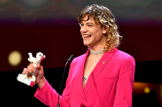 Thea Ehre with the Silver Bear for Best Acting Performance in a Supporting Role for Until the End of the Night at the Closing Ceremony with Award Ceremony at the Berlinale 2023 73 Berlin International Film Festival at the Berlinale Palast Berlin, 25 02 2023 Foto:xN.xKubelkax xFuturexImage