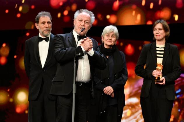 Nicolas Philibert with the Golden Bear for Best Film for Sur l™Adamant On the Adamant at the Closing Ceremony with Award Ceremony at the Berlinale 2023 73 Berlin International Film Festival at the Berlinale Palast Berlin, 25 02 2023. Foto:xN.xKubelkax xFuturexImage