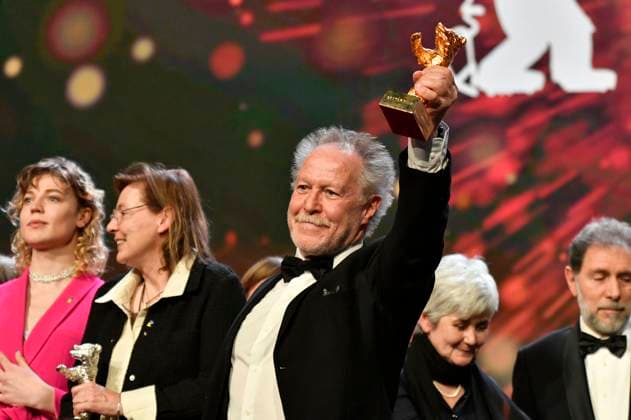 Nicolas Philibert with the Golden Bear for Best Film for Sur l™Adamant On the Adamant at the Closing Ceremony with Award Ceremony at the Berlinale 2023 73 Berlin International Film Festival at the Berlinale Palast Berlin, 25 02 2023. Foto:xN.xKubelkax xFuturexImage