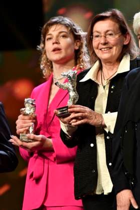 Thea Ehre and Helene Louvart at the Closing Ceremony with Award Ceremony at the Berlinale 2023 73 Berlin International Film Festival at the Berlinale Palast Berlin, 25 02 2023 Foto:xN.xKubelkax xFuturexImage