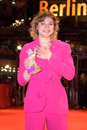 Thea Ehre with the Silver Bear for Best Acting Performance in a Supporting Role for Until the End of the Night at the Closing Ceremony with Award Ceremony at the Berlinale 2023 73 Berlin International Film Festival at the Berlinale Palast Berlin, 25 02 2023 Foto:xF.xKernx xFuturexImage