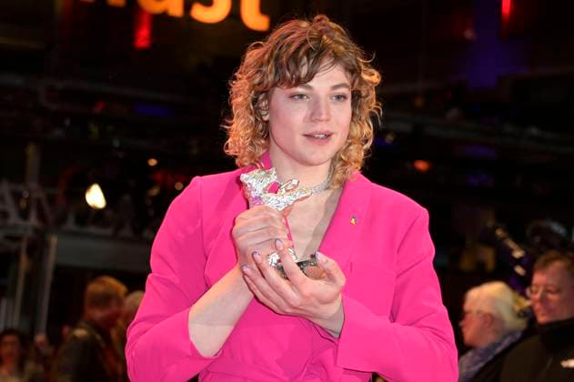 Thea Ehre with the Silver Bear for Best Acting Performance in a Supporting Role for Until the End of the Night at the Closing Ceremony with Award Ceremony at the Berlinale 2023 73 Berlin International Film Festival at the Berlinale Palast Berlin, 25 02 2023 Foto:xF.xKernx xFuturexImage