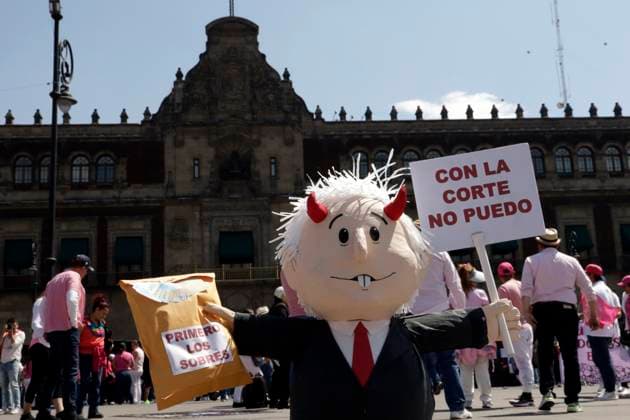 Thousands of people participate in the protest: INE is not touched!, in Mexico February 26, 2023, Mexico City, Mexico: A doll of the president of Mexico, Andres Manuel Lopez Obrador was brought to the rally, the INE (National Electoral Institute) is not touched! in the Zocalo in Mexico City. on February 26, 2023 in Mexico City, Mexico (Photo by Luis Barron Eyepix Group). Copyright: xLuisxBarronx xEyepixxGroupx LB20230226_INE_PLANB25