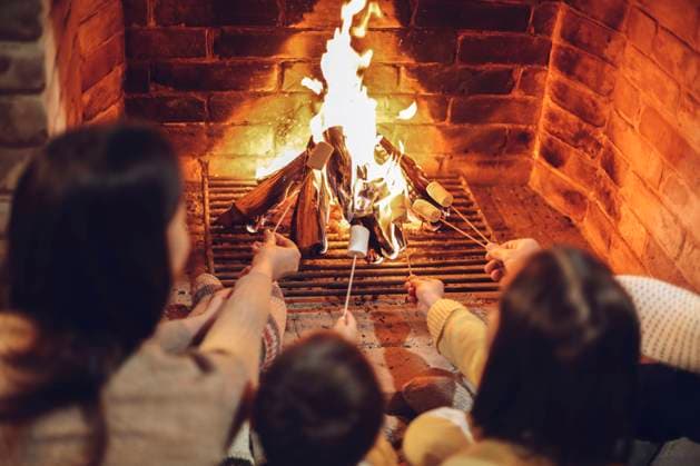 Happy young family parents with two small kids gathering around brick fireplace in cozy and warm country house during Christmas holidays Happy young family parents with two small kids gathering around brick fireplace in cozy and warm country house during Christmas holidays in winter. Father, mother ad children sitting by fire at home Copyright: xZoonar.com DashaxPetrenkox 19494093 ,model released, Symbolfoto ,property released