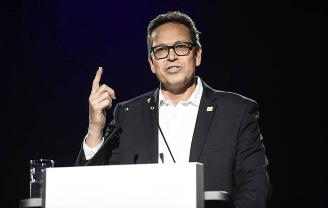 <p>Bürgermeister von Arad (Israel) Nisan Ben-Hamo bei seiner Rede am Sonntag, 26.02.2023 in Dinslaken. 750 Jahre Eröffnungskonzert Rockorchester Rurgebeat in der Kathrin-Türks-Halle, am Sonntag, 26.02.2023 in Dinslaken. Deutschland NRW Dinslaken Copyright: MarkusxJoosten