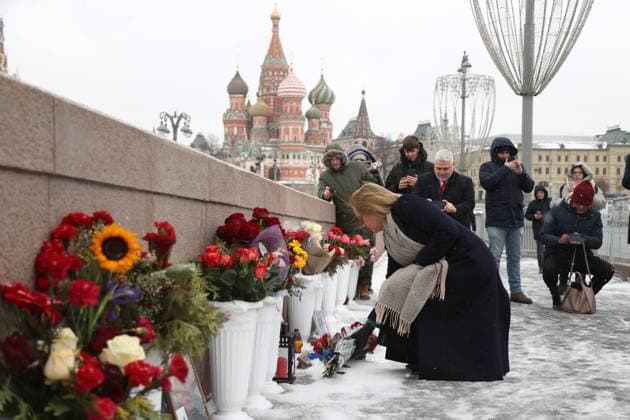 Bilder des Jahres 2023, News 02 Februar News Themen der Woche KW09 RUSSIA, MOSCOW - FEBRUARY 27, 2023: UK Ambassador to Russia Deborah Bronnert lays flowers at the site of Russian politician Boris Nemtsov s assassination on the Bolshoi Moskvoretsky Bridge. Nemtsov was shot dead in central Moscow on 27 February 2015. Sasha Savelyeva TASS  57588291