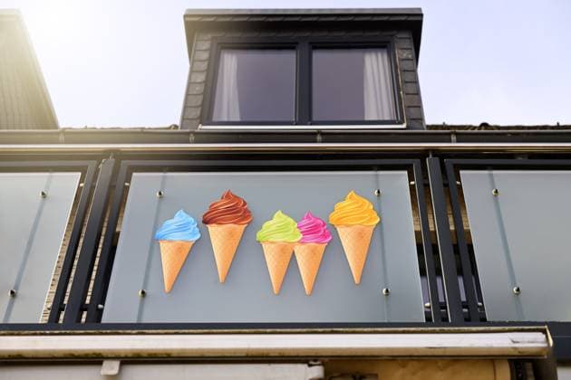 Eis-Werbung an einem Eiscafe *** Ice cream advertising at an ice cream cafe ** NUR FUER REDAKTIONELLE ZWECKE ** EDITORIAL USE ONLY **
