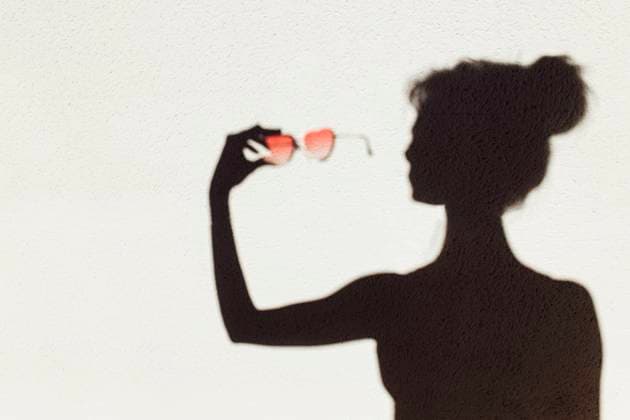 Shadow of woman holding sunglasses on wall model released, Symbolfoto, EGHF00706