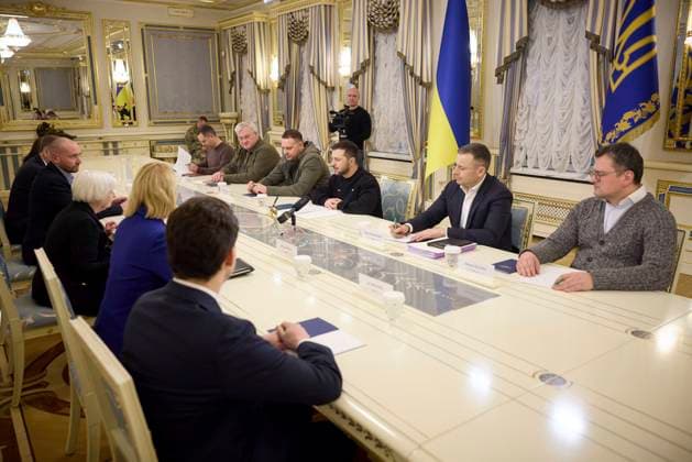 News Themen der Woche KW09 February 27, 2023, Kyiv, Kyiv Oblast, Ukraine: Ukrainian President Volodymyr Zelenskyy, right, welcomes U.S Treasury Secretary Janet Yellen, left, and delegation during an expanded bilateral meeting at the Mariinsky Palace, February 27, 2023 in Kyiv, Ukraine. Kyiv Ukraine - ZUMAp138 20230227_zaa_p138_003 Copyright: xPoolx UkrainianxPresidentiax