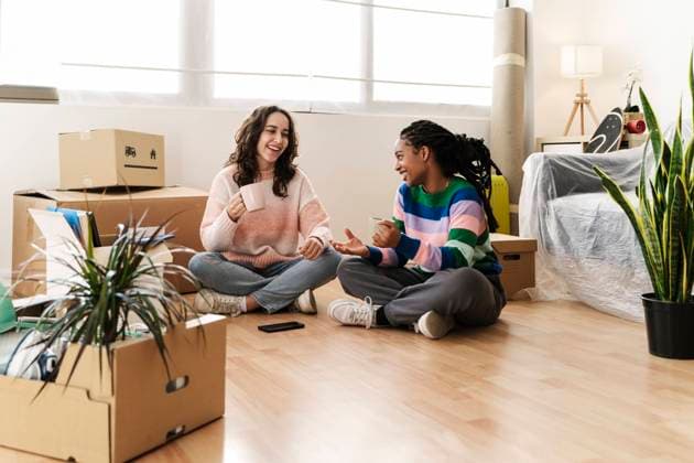 IMAGO Creative, Lifestyle, Leben in einer Wohngemeinschaft, WG Young woman and friend having coffee at new home model released, Symbolfoto property released, JCZF01173