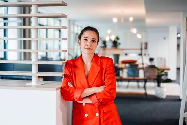 Fashion Trend Report 2023: Powerdressing Smiling businesswoman with arms crossed standing in office model released, Symbolfoto property released, JOSEF16830