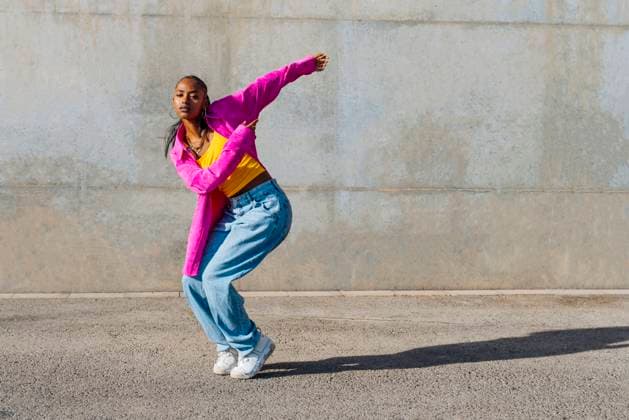 Woman breakdancing in front of wall model released, Symbolfoto, OIPF03108