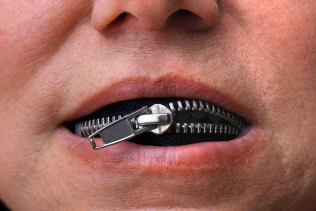 Reissverschluss im Mund einer Frau, Schweigen zipper in a mouth of a woman, silence BLWS681627 *** zip fastener at Mouth a Woman, Silence Zipper in a Mouth of a women Silence BLWS681627 Copyright: xblickwinkel R.xRebmannx