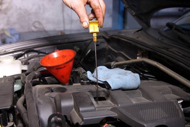 Oelwechsel am Auto, Oelstand wird kontrolliert changing the oil in the car, controlling the oil level BLWS681699 *** Oil change on Automobile, Oil level will controls Changing The Oil in The car, Controlling The Oil Level BLWS681699 Copyright: xblickwinkel R.xRebmannx