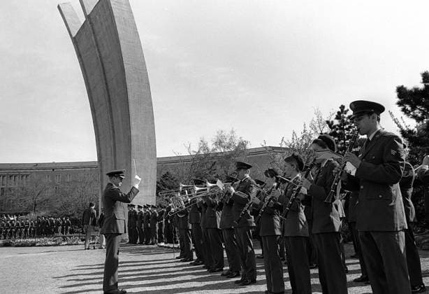 RECORD DATE NOT STATED The U.S. Air Force in Europe (USAFE) Band plays at a ceremony in Luftbrucke. Base: Platz Der Luftbrucke W Berlin Country: Deutschland Germany (DEU) Copyright: xpiemagsx nararecdefpie08012022-17451 !ACHTUNG AUFNAHMEDATUM GESCHÄTZT!