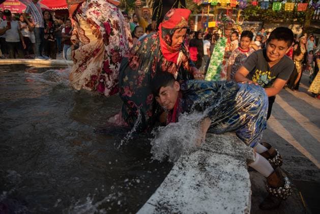February 27, 2023: Residents of the town of Almolonga, Veracruz, celebrate the traditional Afromestizo carnival. Where they dance through the streets of the town and the children play in the fountain of the old sugar hacienda. - ZUMAqp1_ 20230227_zip_qp1_018 Copyright: xHectorxAdolfoxQuintanarxPerezx