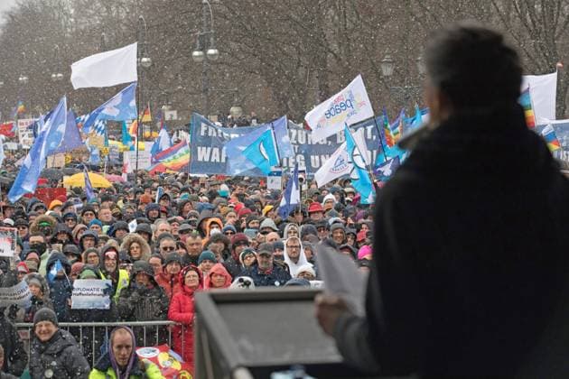 Berlin, Deutschland, DEU - Friedensdemo - Aufstand fuer Frieden auf dem Platz des 18. Maerz vor dem Brandenburger Tor, Berlin 25.02.2023, Berlin, Deutschland, DEU - Friedensdemo - Aufstand fuer Frieden auf dem Platz des 18. Maerz vor dem Brandenburger Tor, Berlin. Demonstration fuer Friedensverhandlungen, ein Stop der Waffenlieferungen und ein Ende der Sanktionen gegen Russland. Aufgerufen dazu haben Sahra Wagenknecht (die Linke) und Frauenrechtlerin Alice Schwarzer. Sahra Wagenknecht am Rednerpult. Berlin Berlin Deutschland *** Berlin, Germany, DEU Peace demonstration Uprising for peace on the square of the 18 March in front of the Brandenburg Gate, Berlin 25 02 2023, Berlin, Germany, DEU Peace demonstration Uprising for peace on the squa