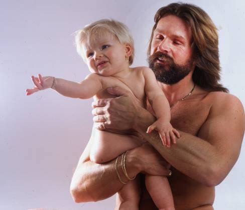 DEU, Deutschland, Iserlohn: Der Bodybuilder , hier als Vater am 4.2.1993 in Iserlohn, mit seiner kleinen Tochter. DEU, Germany, Iserlohn: The bodybuilder, here as a father on February 4th, 1993 in Iserlohn, with his little daughter. *** DEU, Germany, Iserlohn The bodybuilder, here as a father on February 4th, 1993 in Iserlohn, with his little daughter DEU, Germany, Iserlohn The bodybuilder, here as a father on February 4th, 1993 in Iserlohn, with his little daughter