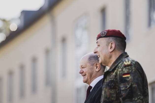News Themen der Woche KW09 News Bilder des Tages Olaf Scholz (L, SPD), Bundeskanzler, aufgenommen mit Generalleutnant Carsten Breuer im Rahmen eines Besuches des Territorialen Fuehrungskommando der Bundeswehr (TerrFâˆöÂºKdoBw) in der Julius-Leber-Kaserne in Berlin, 28.02.2023. Berlin Deutschland *** Olaf Scholz L, SPD , German Chancellor, photographed with Lieutenant General Carsten Breuer during a visit of the Territorial Command of the German Armed Forces TerrFâˆöÂºKdoBw at the Julius Leber Barracks in Berlin, 28 02 2023 Berlin Germany Copyright: xFlorianxGaertner photothek.dex