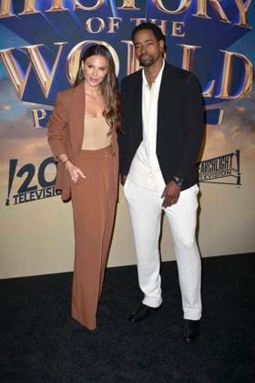 Nina Senicar with husband Jay Ellis at the premiere of the Hulu streaming series History of the World, Part II at the Hollywood Legion Theater Los Angeles, 27 02 2023. Foto:xD.xStarbuckx xFuturexImage