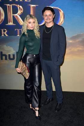 Lauren Hoover and Arturo Castro at the premiere of the Hulu streaming series History of the World, Part II at the Hollywood Legion Theater Los Angeles, 27 02 2023. Foto:xD.xStarbuckx xFuturexImage