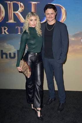 Lauren Hoover and Arturo Castro at the premiere of the Hulu streaming series History of the World, Part II at the Hollywood Legion Theater Los Angeles, 27 02 2023. Foto:xD.xStarbuckx xFuturexImage