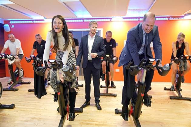 Bilder des Jahres 2023, Entertainment 02 Februar Entertainment Themen der Woche KW09 Entertainment Bilder des Tages . 28 02 2023. Port Talbot , United Kingdom. Prince William and Kate Middleton, the Prince and Princess of Wales , try out exercise bikes during a visit to the Aberavon Leisure & Fitness Centre in Port Talbot, Wales, United Kingdom.  xi-Imagesx xPoolx IIM-24184-0088