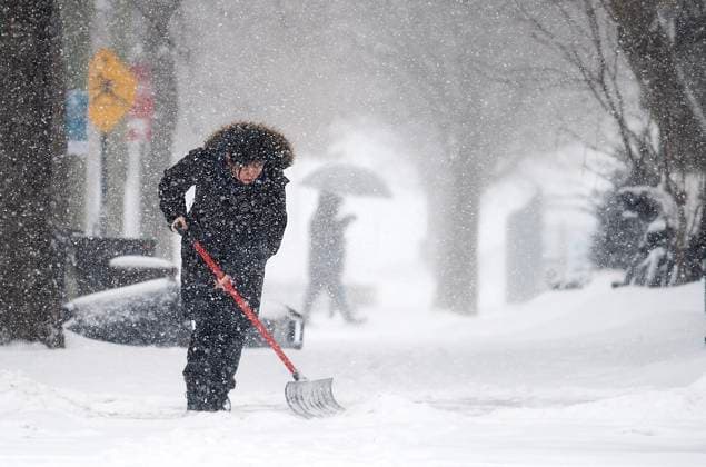 February 28, 2023, Montreal, PQ, Canada: A person shovels a sidewalk during a snowstorm in Montreal, Tuesday, Feb. 28, 2023. Montreal Canada  - ZUMAc35_ 20230228_zaf_c35_010 Copyright: xGrahamxHughesx