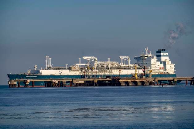 Die Höegh Esperanza, ein LNG-Speicher- und Verdampfungs-Schiff, liegt am LNG Terminal bei Wilhelmshaven, es wandelt das auf Schiffen gelieferte, flüssige Erdgas, LNG, in Gas um und speichert es in das Erdgasnetz ein, Niedersachsen, Deutschland LNG Terminal *** The Höegh Esperanza, an LNG storage and vaporization vessel, is moored at the LNG terminal near Wilhelmshaven, it converts ship-delivered liquefied natural gas, LNG, into gas and stores it in the natural gas grid, Lower Saxony, Germany LNG terminal.