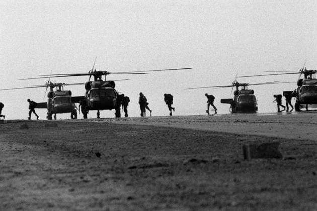 RECORD DATE NOT STATED Troops are offloaded from US Army UH-60 Black Hawk helicopters onto the runway at Point Salines Airfield during the multiservice, multinational Operation URGENT FURY. Subject Operation Series: URGENT FURY Country: Grenada (GRD) Copyright: xpiemagsx nararecdefpie08012022-38157 !ACHTUNG AUFNAHMEDATUM GESCHÄTZT!