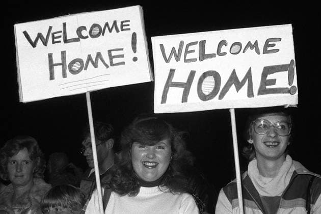 RECORD DATE NOT STATED A group of well-wishers wait on the flight line to greet students from the Saint George s University School of Medicine in Grenada. The medical students are being flown to the base after being evacuated from the island during the multiservice, multinational Operation URGENT FURY. Subject Operation Series: URGENT FURY Base: Charleston Air Force Base State: South Carolina (SC) Country: United States Of America (USA) Copyright: xpiemagsx nararecdefpie08012022-38193 !ACHTUNG AUFNAHMEDATUM GESCHÄTZT!