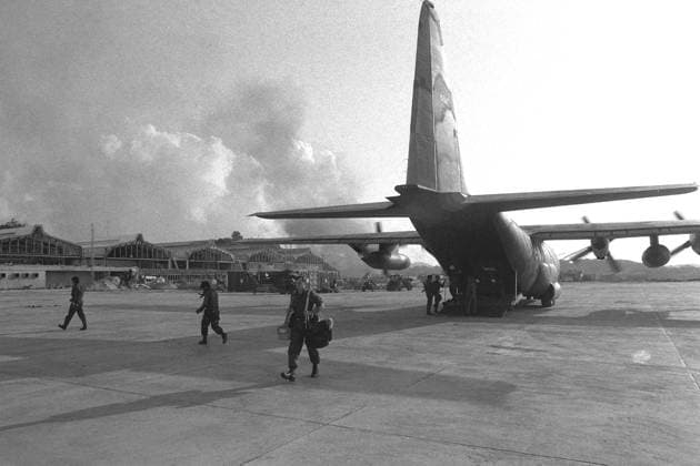 RECORD DATE NOT STATED Equipment is offloaded from a C-130 Hercules aircraft at Point Salines Airfield during the multiservice, multinational Operation URGENT FURY. Subject Operation Series: URGENT FURY Country: Grenada (GRD) Copyright: xpiemagsx nararecdefpie08012022-38194 !ACHTUNG AUFNAHMEDATUM GESCHÄTZT!