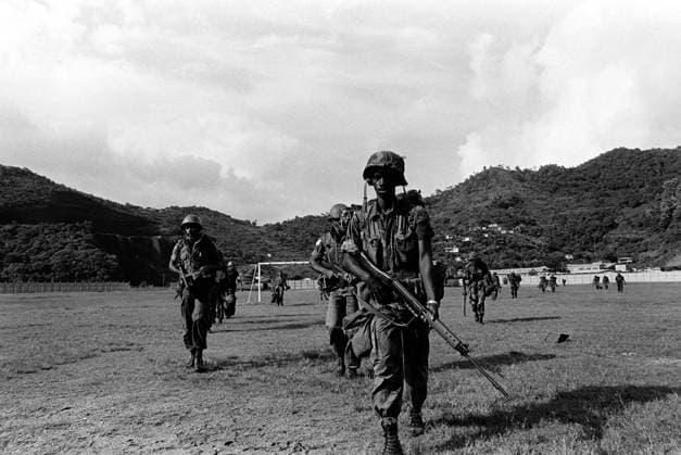 RECORD DATE NOT STATED Members of the Easter Caribbean Defense Force arrive at the Racetrack Landing Zone near St. Georges during Operation URGENT FURY. They are armed with Belgian-made 7.62 mm FN FAL rifles. Subject Operation Series: URGENT FURY Country: Grenada (GRD) Copyright: xpiemagsx nararecdefpie08012022-38347 !ACHTUNG AUFNAHMEDATUM GESCHÄTZT!