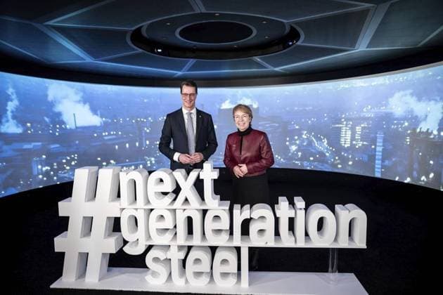 Bilder des Jahres 2023, News 03 März News Themen der Woche KW09 News Bilder des Tages PK - Thyssenkrupp Steel DRI Anlage *** NUR FÜR REDAKTIONELLE ZWECKE *** EDITORIAL USE ONLY ***<p>Thyssenkrupp Steel startet eines der weltweit größten Dekarbonisierungsprojekte und beauftragt die SMS group mit dem Engineering, der Lieferung und dem Bau einer wasserstoffbetriebenen Direktreduktionsanlage sowie zweier innovativer Einschmelzer am Standort Duisburg. Das Projekt ist ein bedeutender Schritt für industriellen Klimaschutz in Europa: Mit der Anlage spart thyssenkrupp jährlich über 3,5 Mio. Tonnen CO2 bei der Produktion ein. Neben NRW-Ministerpräsident Hendrik Wüst ist auch Duisburgs Oberbürgermeister Sören Link, die CEOs der thyssenkrupp AG, Martina Merz, von thyssenkrupp Steel Europe AG, Bernhard Osburg, und der SMS group Copyright: FabianxStrauch doc7p54ui904hvtjcawcuz ,EDITORIAL USE ONLY