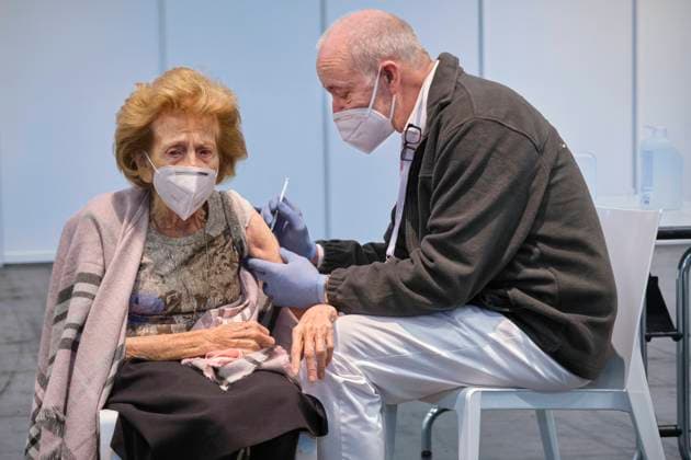 Am 8. Februar nahm das Impfzentrum der Stadt Köln in den Messehallen seinen Betrieb auf. Als eine der ersten wurde die 105 Jahre alte Elisabeth Steubesand (Kölns älteste Bürgerin) geimpft. On 8 February, the vaccination centre of the city of Cologne started its long-awaited operation. One of the first to be vaccinated was 105-year-old Elisabeth Steubesand (Cologne s oldest citizen). Nordrhein-Westfalen Deutschland, Germany GMS6694