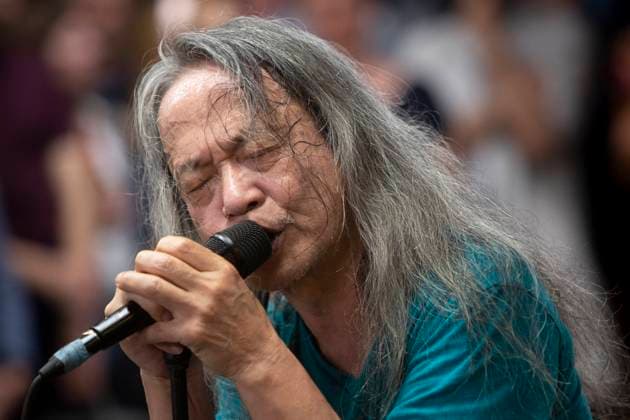 Damo Suzuki (* 16. Januar 1950) ist ein Kölner Sänger japanischer Abstammung. Er war Sänger der Gruppe Can von 1970 bis 1973 und ist seit 1983 mit seiner Solo-Karriere beschäftigt, hauptsächlich mit eigenen Projekten, zurzeit dem Damo Suzuki™s Network. Sein Markenzeichen ist improvisierter Gesang zu psychedelischer Musik. Hier bei einem Konzert auf dem Ebertplatz in Köln Damo Suzuki (* 16 January 1950) is a Cologne-based singer of Japanese descent. He was the singer of the group Can from 1970 to 1973 and has been busy with his solo career since 1983, mainly with his own projects, currently Damo Suzuki s Network. His trademark is improvised singing to psychedelic music. Here at a concert on Ebertplatz in Cologne Nordrhein-Westfalen GMS7105